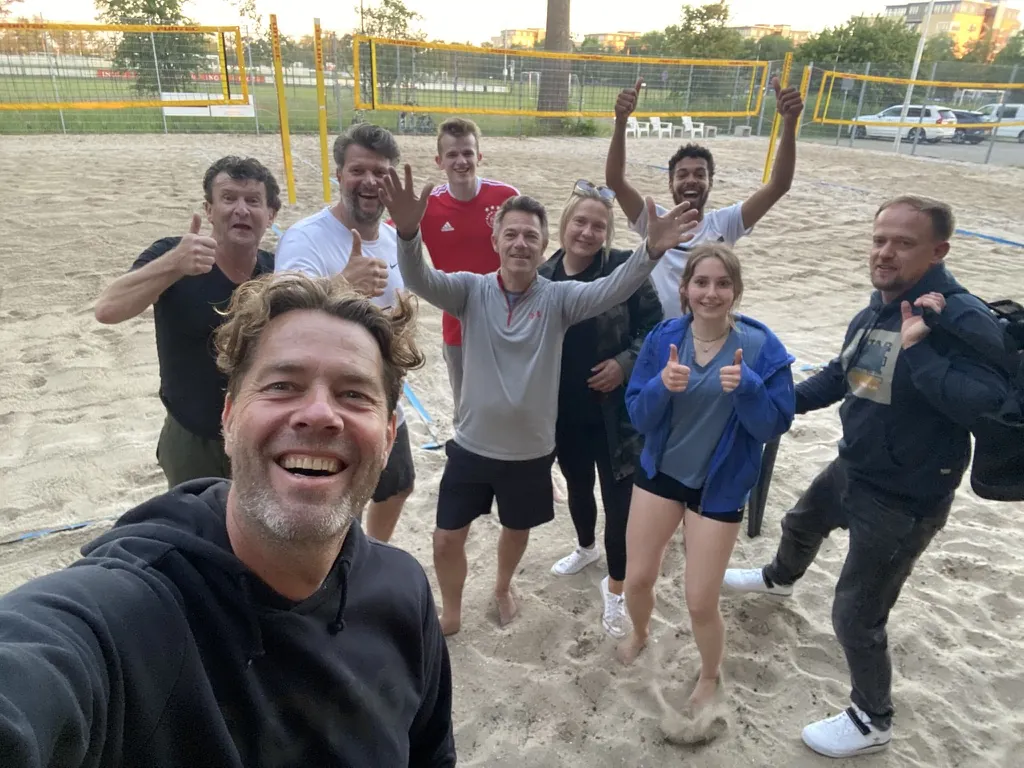 Beachvolleyballers op de velden van de Amstel Beach Club