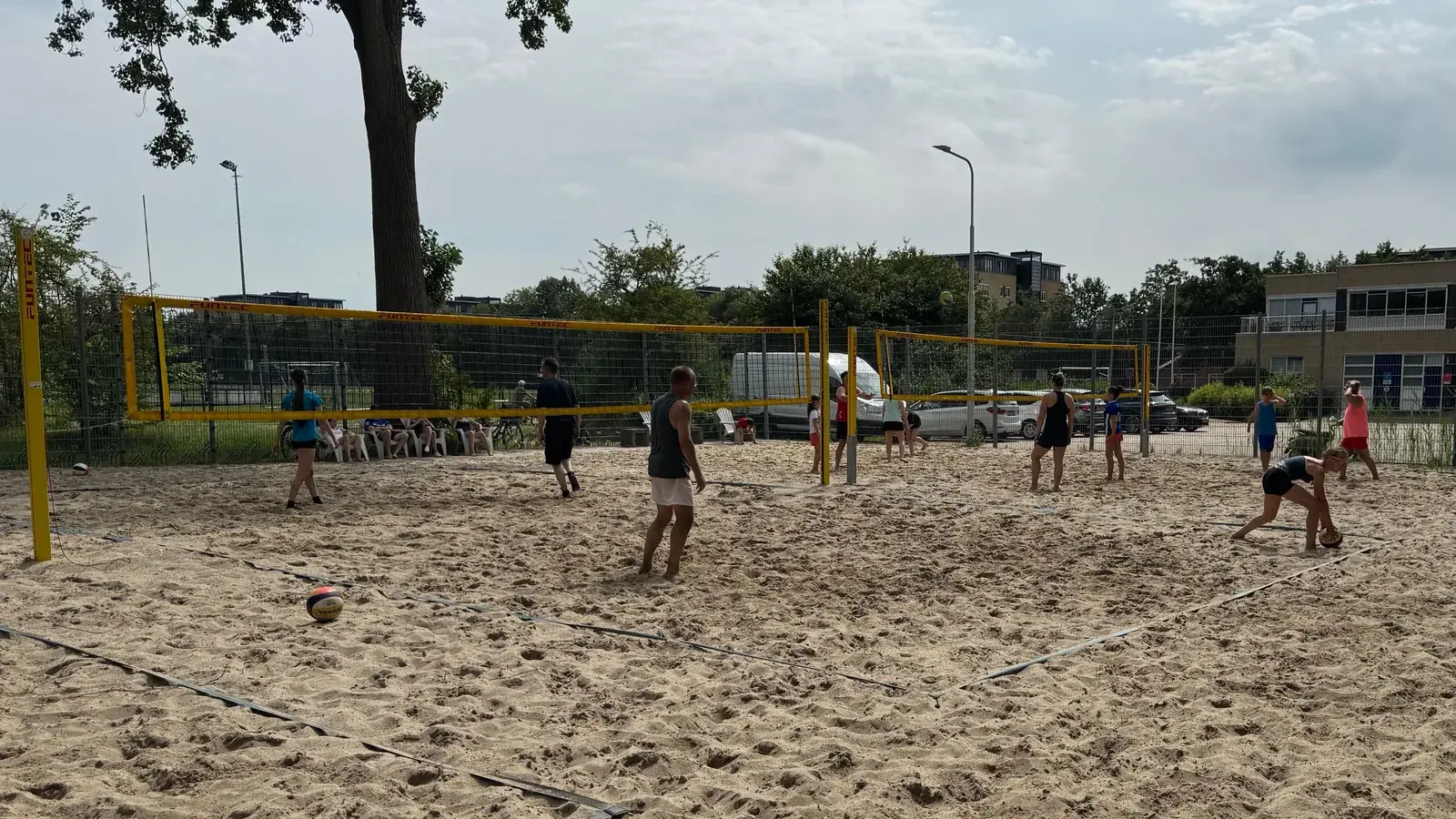Spelers op de beachvelden van de Amstel Beach Club